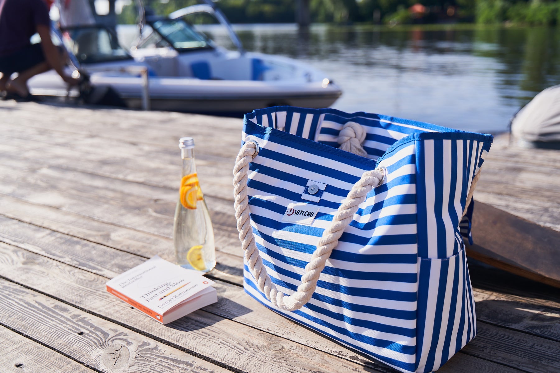 Beach Bag and Pool Bag | Water Repellent | Top Magnet | XL | L17" x H15" x W6" | Bright Blue Oyster